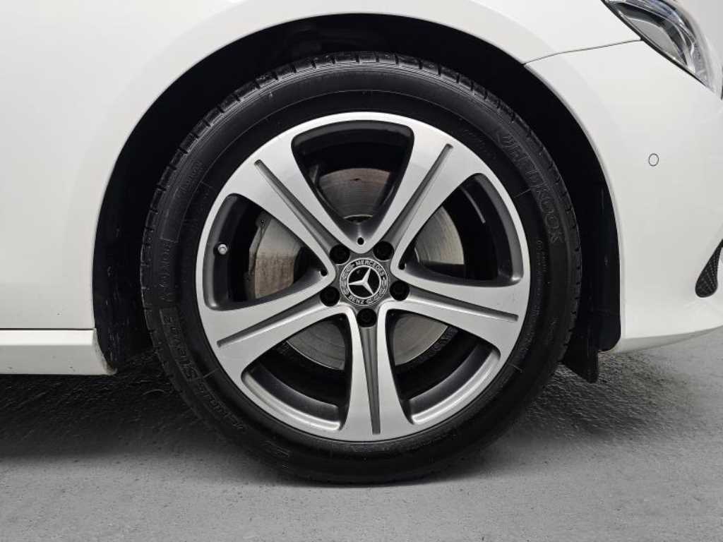 Mercedes Benz E class - Vista 5