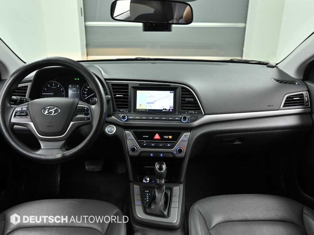 HYUNDAI Avante - Vista 7