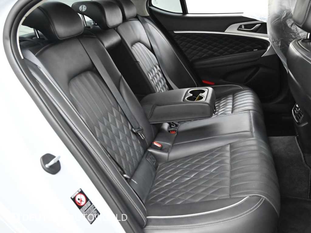 Genesis G70 - Vista 12