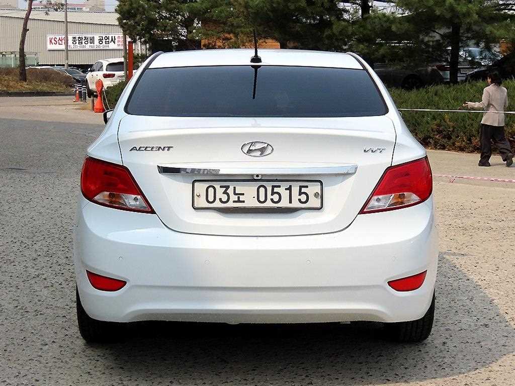 HYUNDAI Accent - Vista 4