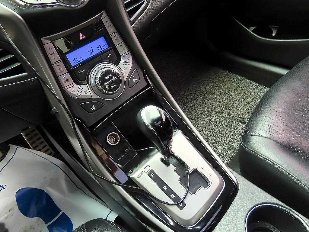 HYUNDAI Avante - Vista 11