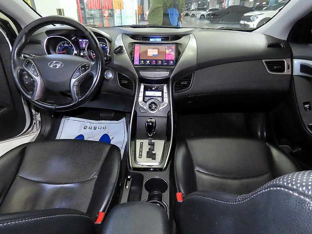 HYUNDAI Avante - Vista 10