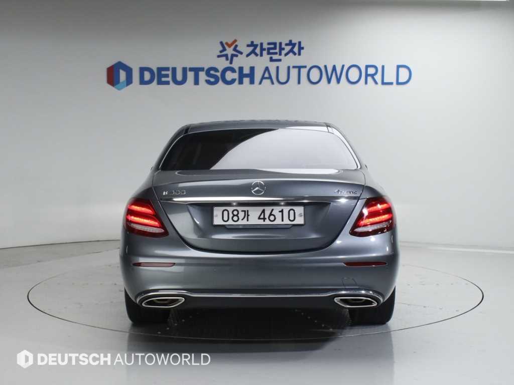 Mercedes Benz E class - Vista 4