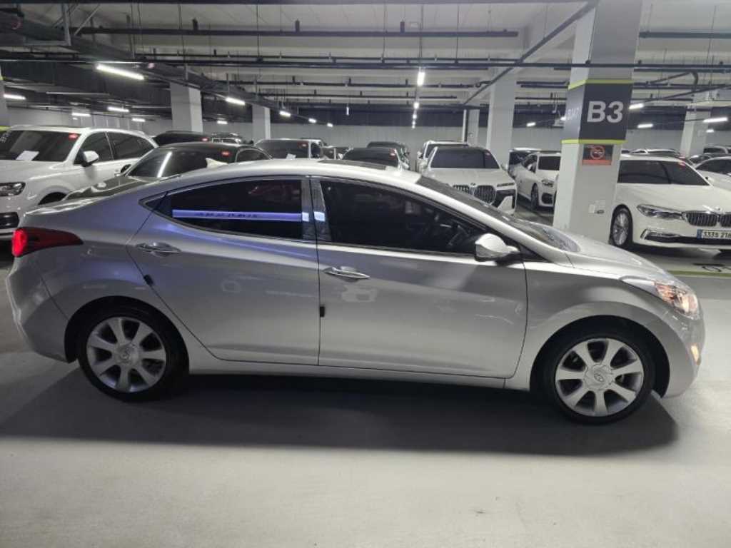 HYUNDAI Avante - Vista 7