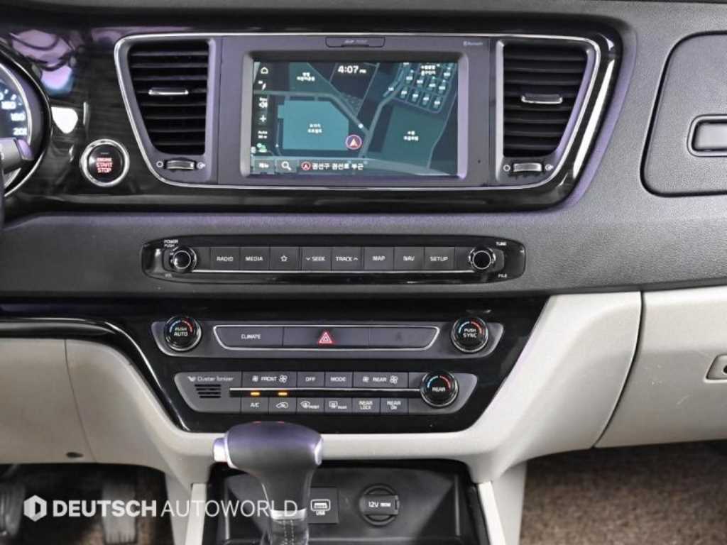 KIA Carnival - Vista 12