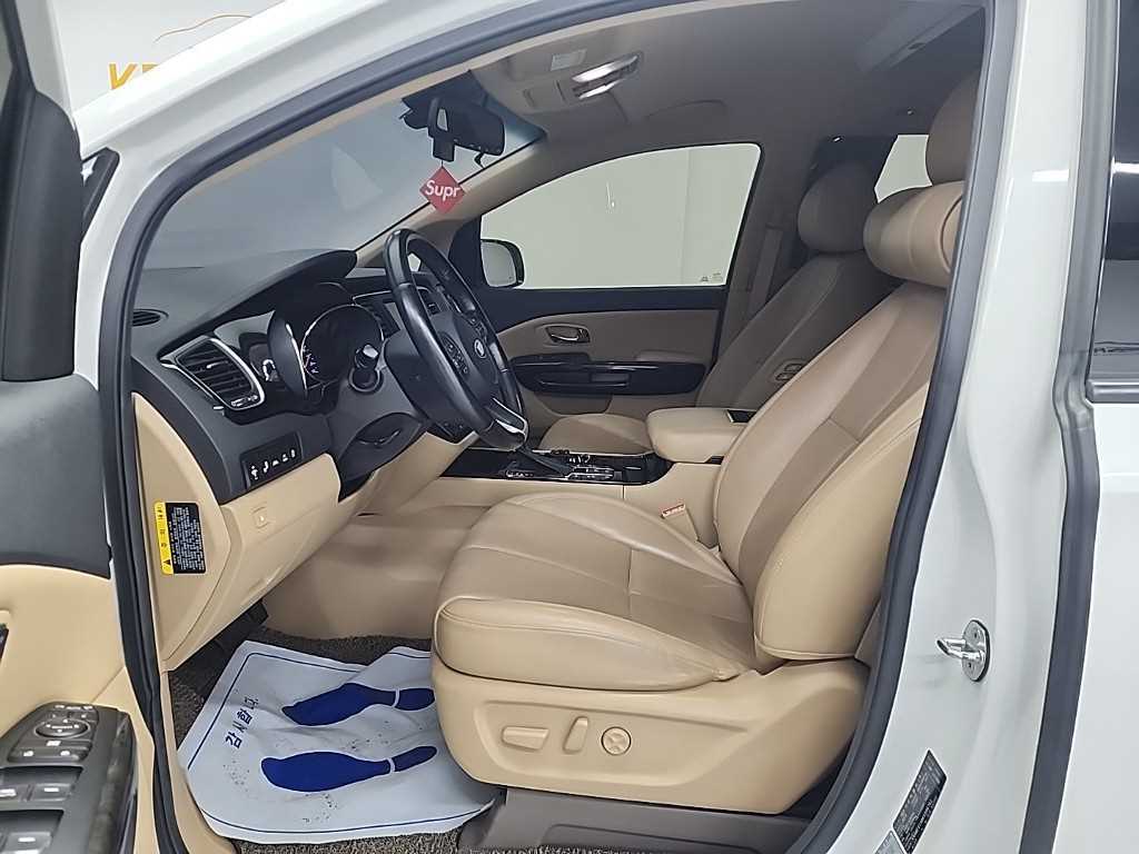 KIA Carnival - Vista 11
