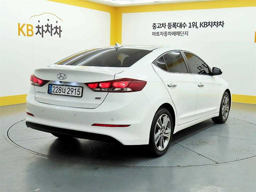 HYUNDAI Avante - Vista 4