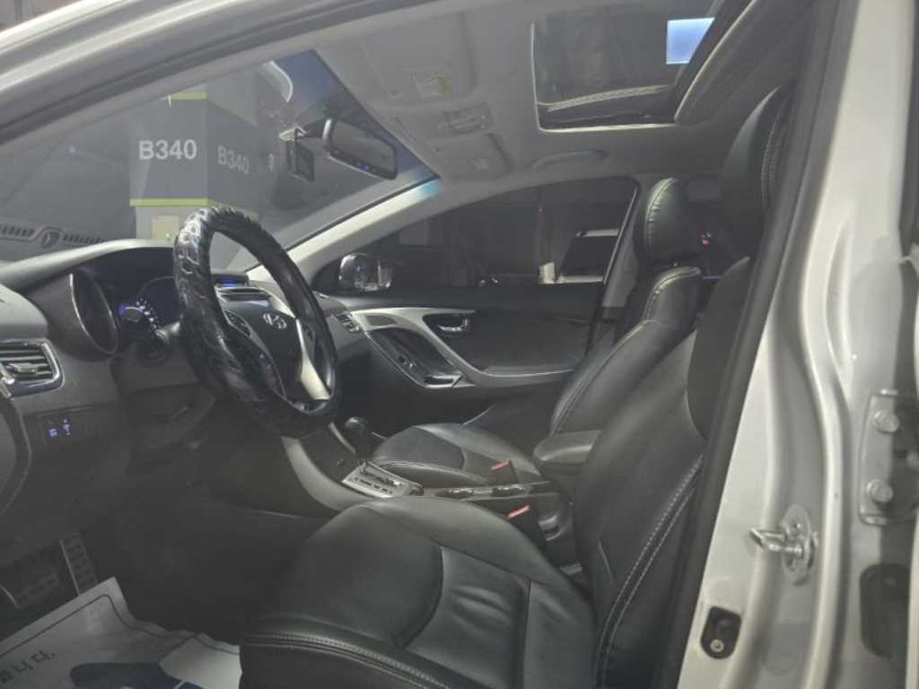 HYUNDAI Avante - Vista 9