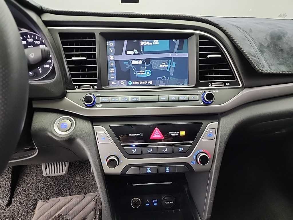 HYUNDAI Avante - Vista 10