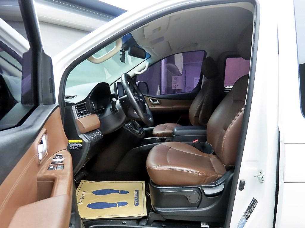 HYUNDAI Starex - Vista 5