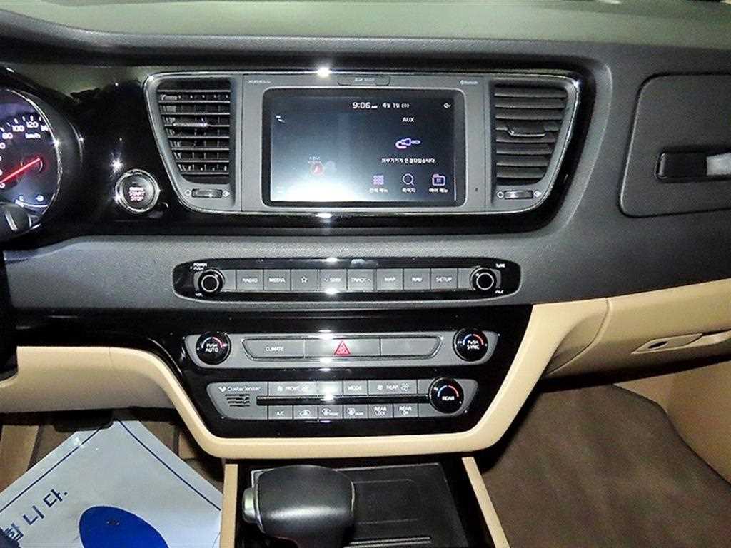KIA Carnival - Vista 11