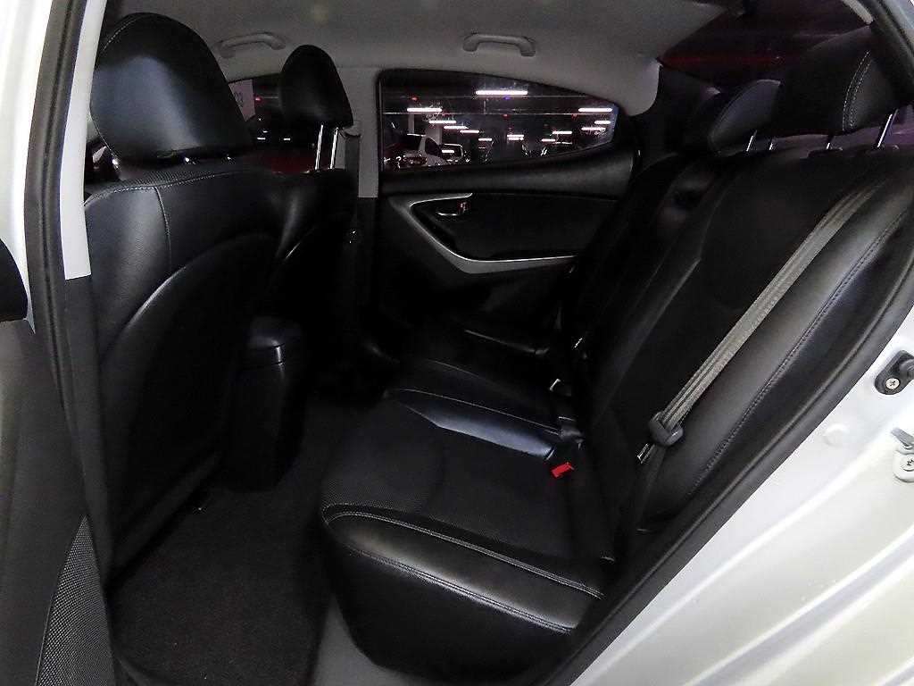 HYUNDAI Avante - Vista 7