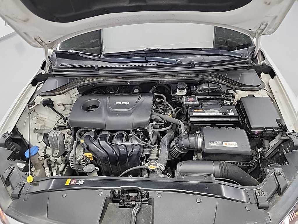 HYUNDAI Avante - Vista 5