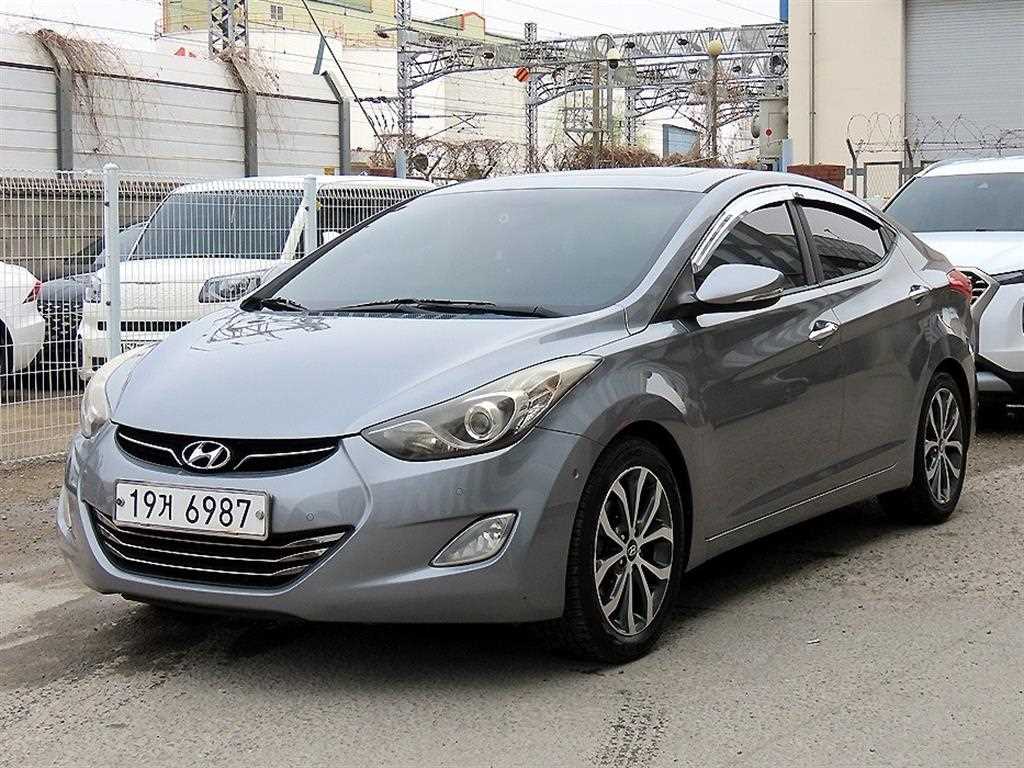 HYUNDAI Avante - Vista 2