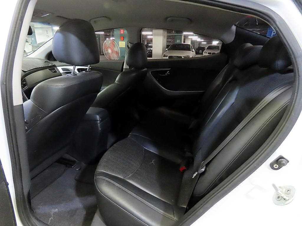 HYUNDAI Avante - Vista 7