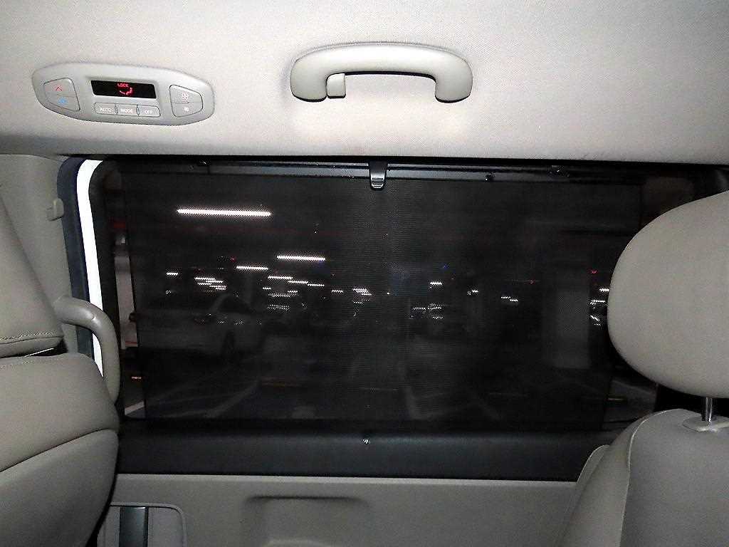 KIA Carnival - Vista 12