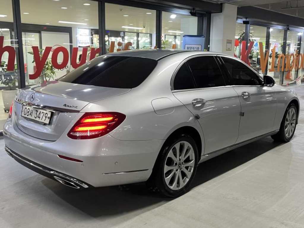 Mercedes Benz E class - Vista 4
