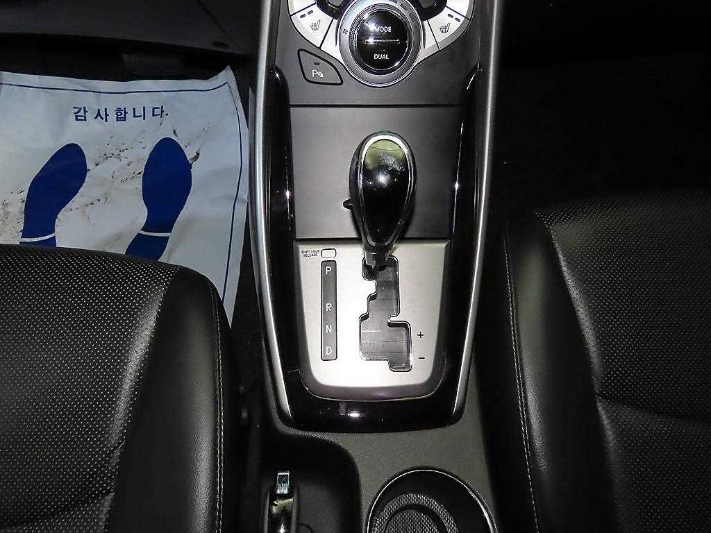 HYUNDAI Avante - Vista 12