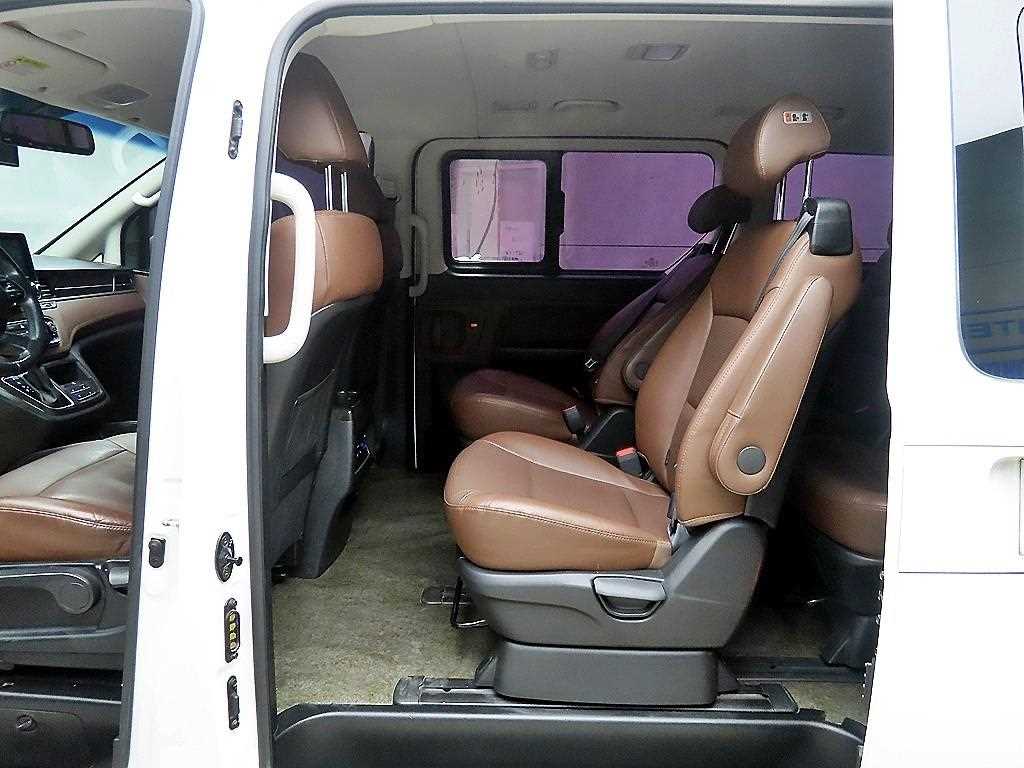 HYUNDAI Starex - Vista 6