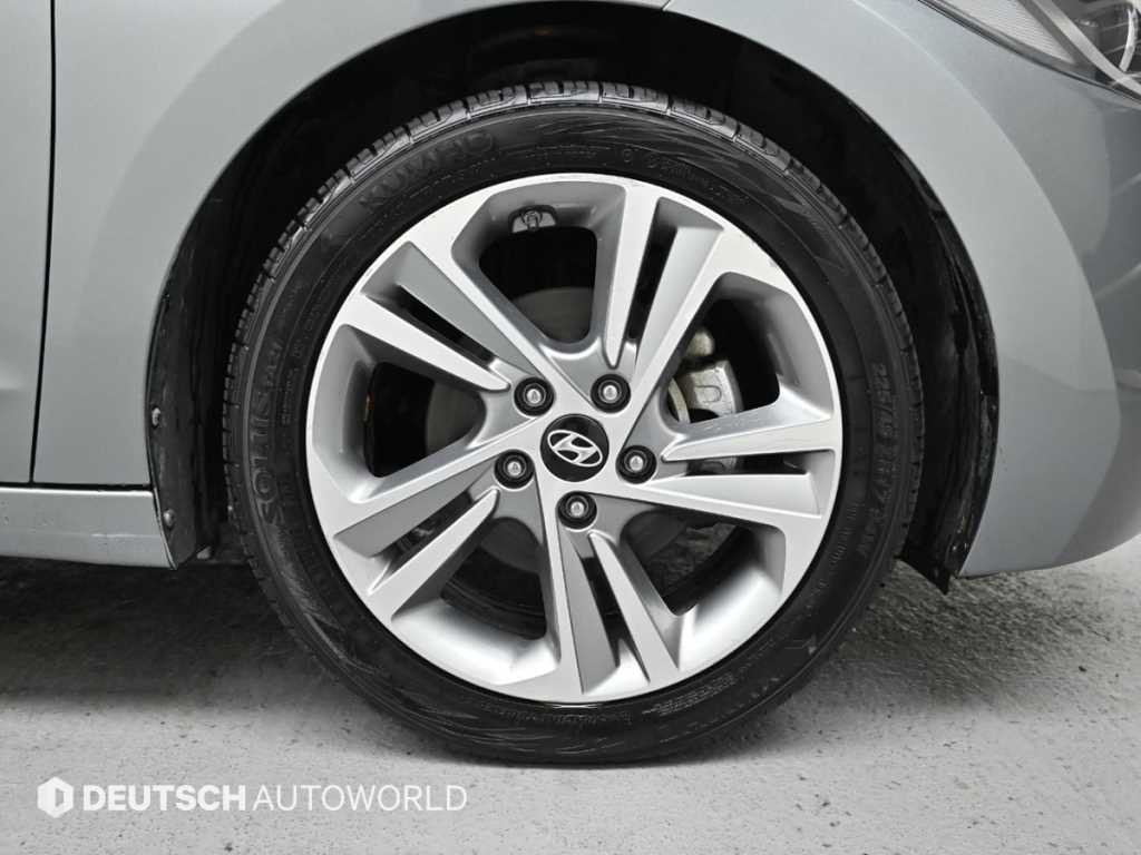 HYUNDAI Avante - Vista 5