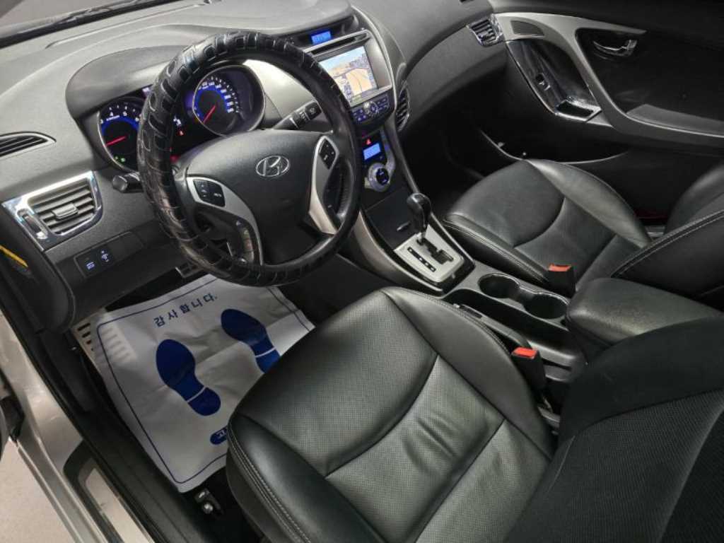 HYUNDAI Avante - Vista 10