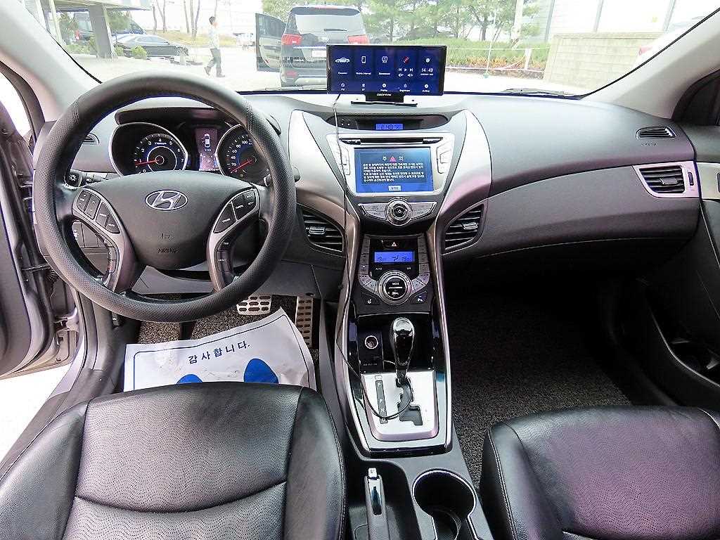 HYUNDAI Avante - Vista 9