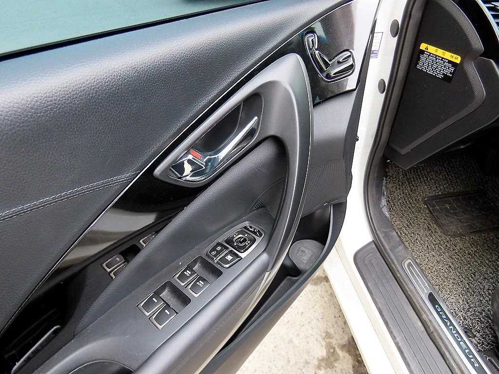 HYUNDAI Grandeur - Vista 12