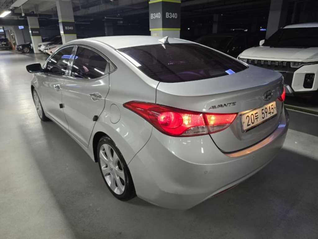 HYUNDAI Avante - Vista 4