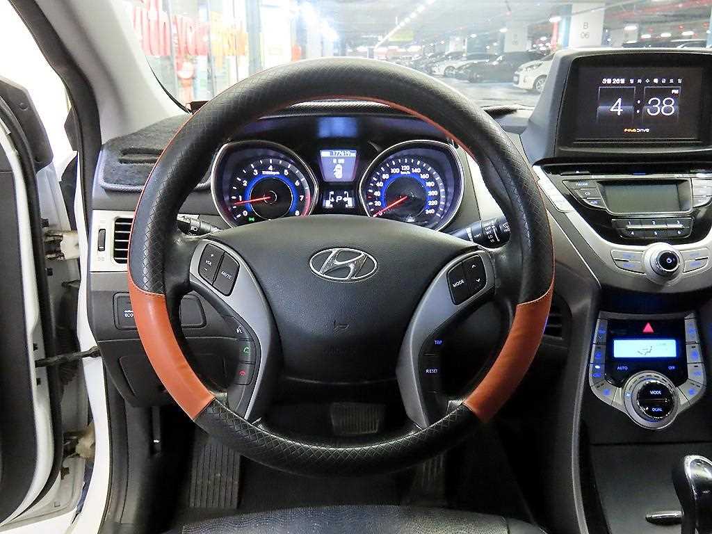 HYUNDAI Avante - Vista 8