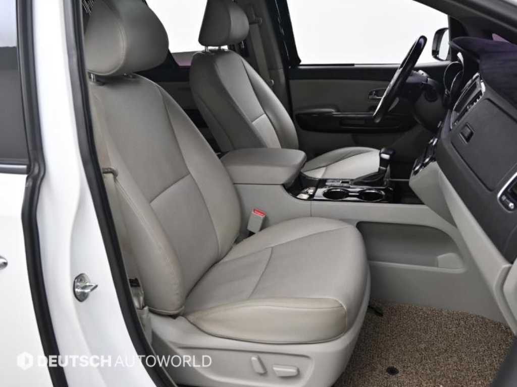 KIA Carnival - Vista 8