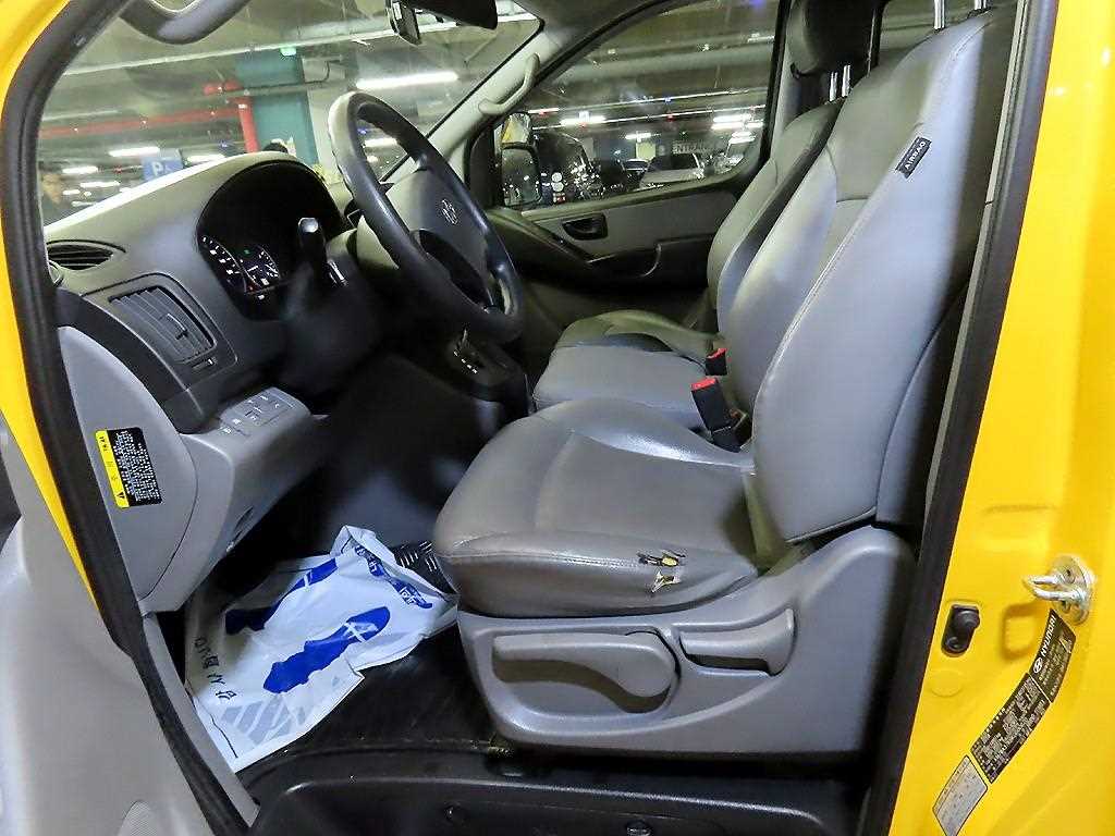 HYUNDAI Starex - Vista 6