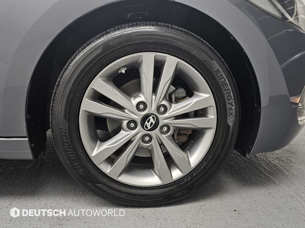 HYUNDAI Avante - Vista 5