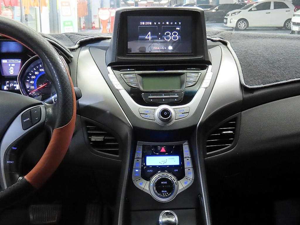 HYUNDAI Avante - Vista 11