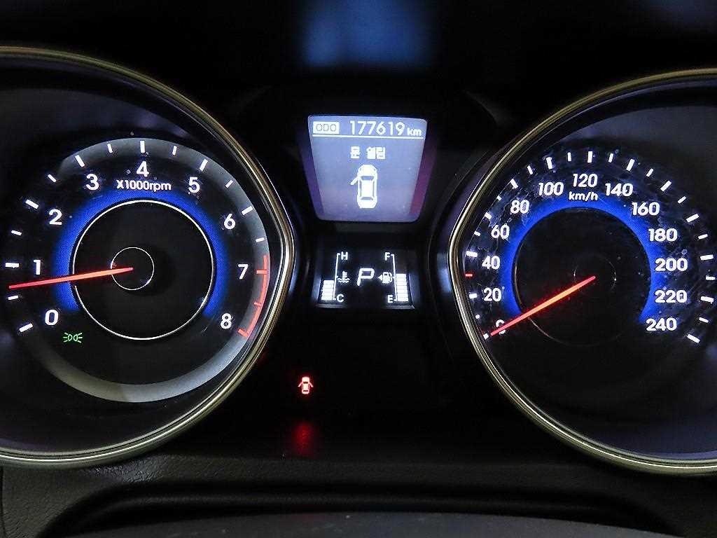 HYUNDAI Avante - Vista 9