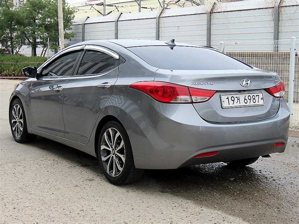HYUNDAI Avante - Vista 3