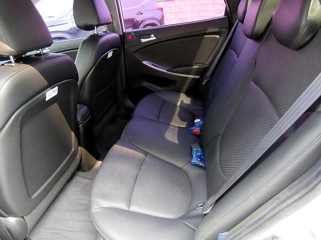 HYUNDAI Accent - Vista 6