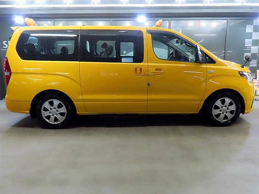 HYUNDAI Starex - Vista 3