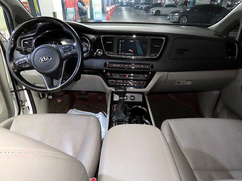 KIA Carnival - Vista 9