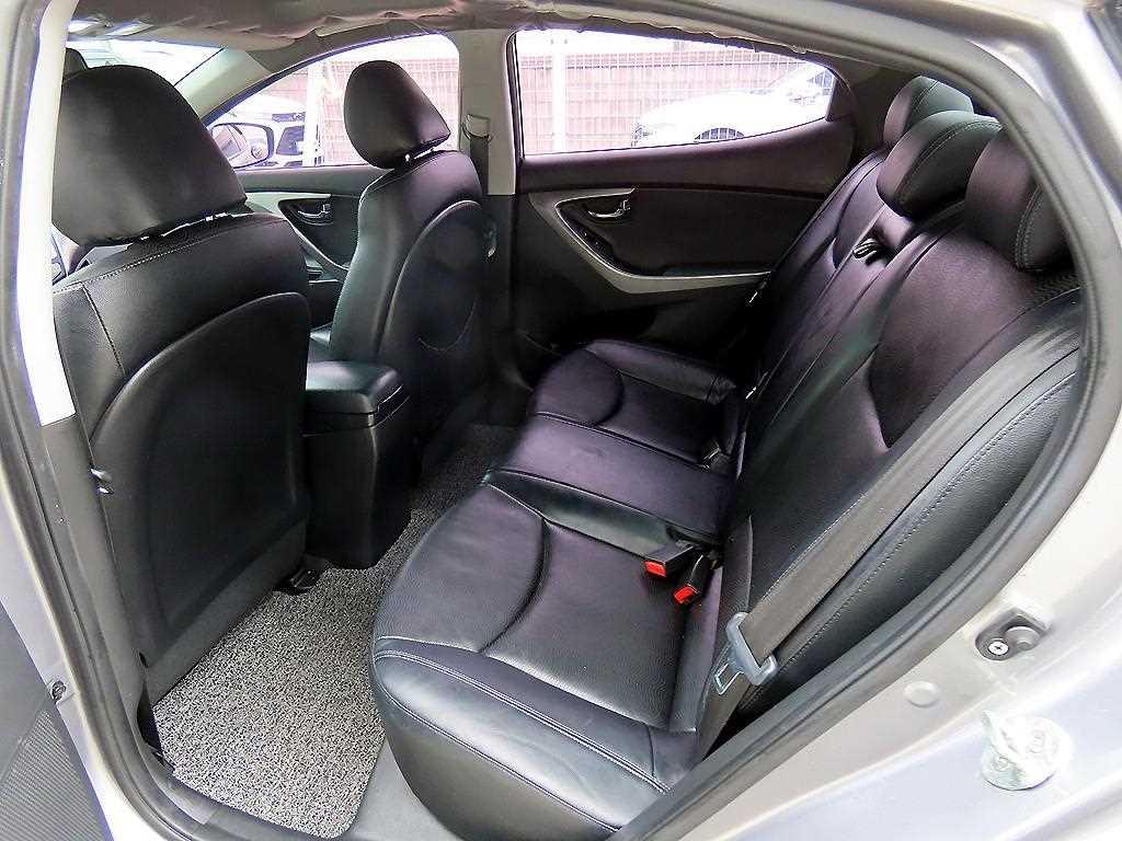 HYUNDAI Avante - Vista 6