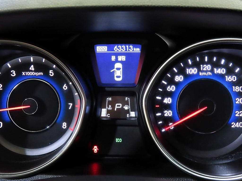 HYUNDAI Avante - Vista 9