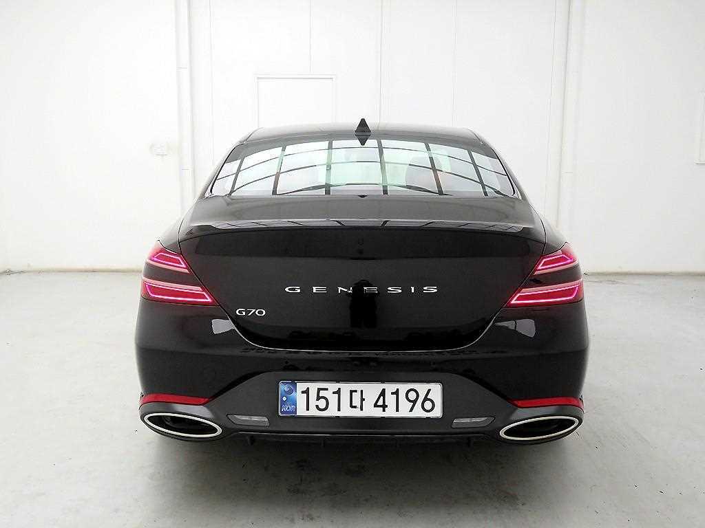 Genesis G70 - Vista 3