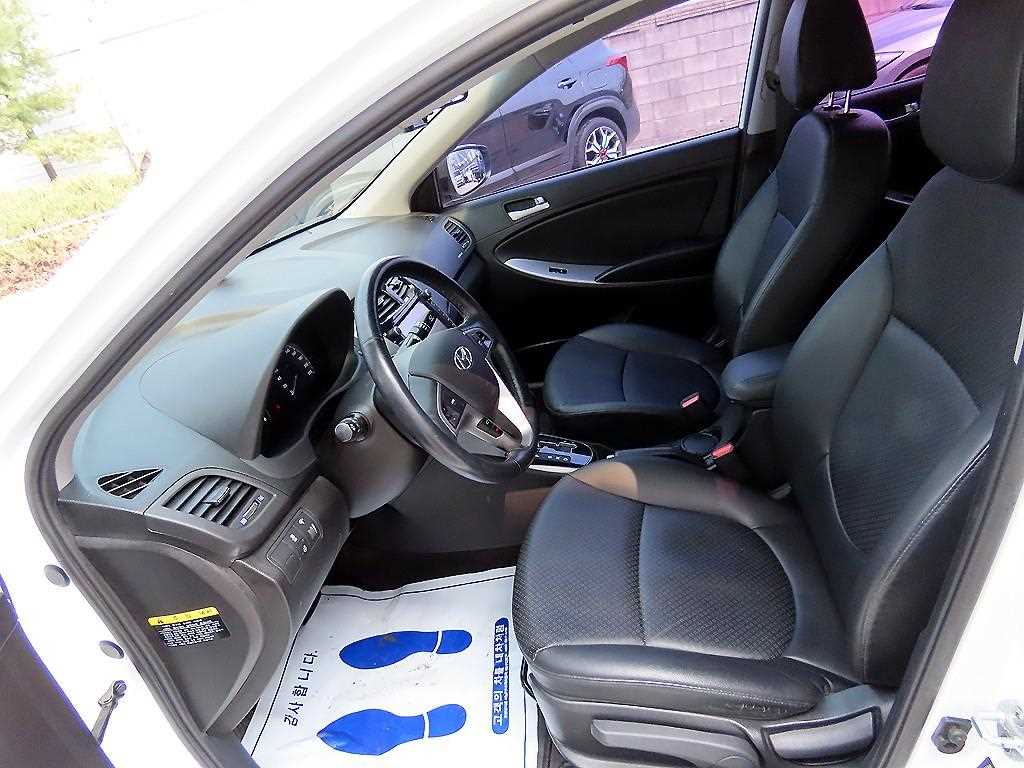 HYUNDAI Accent - Vista 5