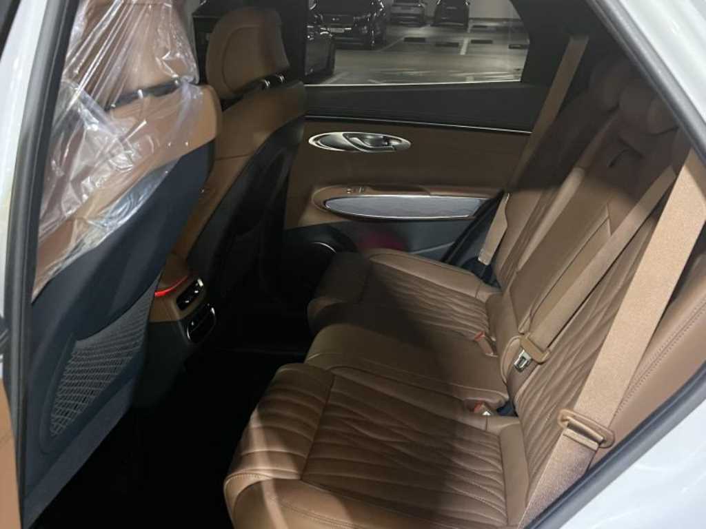 Genesis GV70 - Vista 6