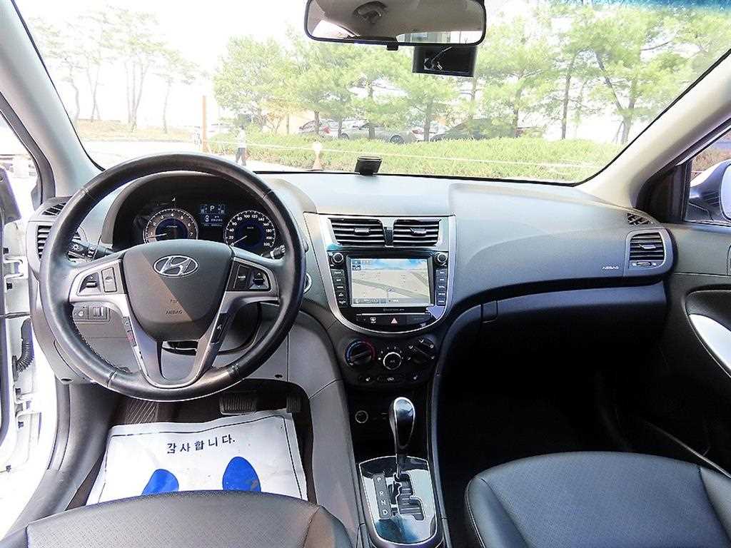 HYUNDAI Accent - Vista 7