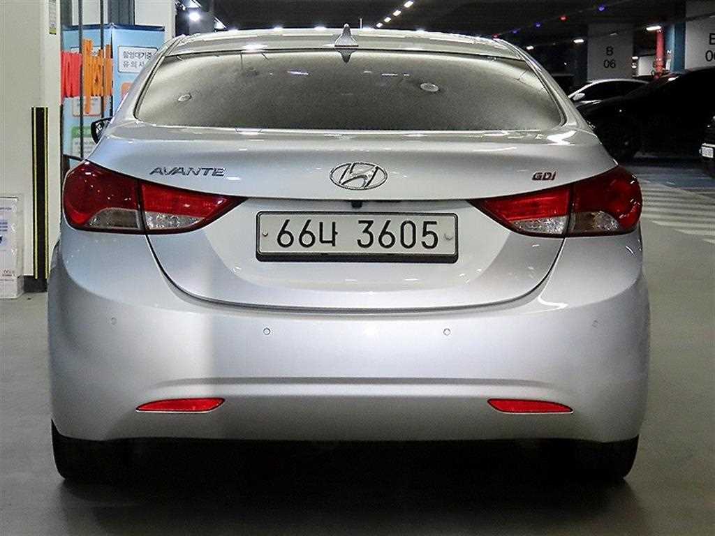 HYUNDAI Avante - Vista 5