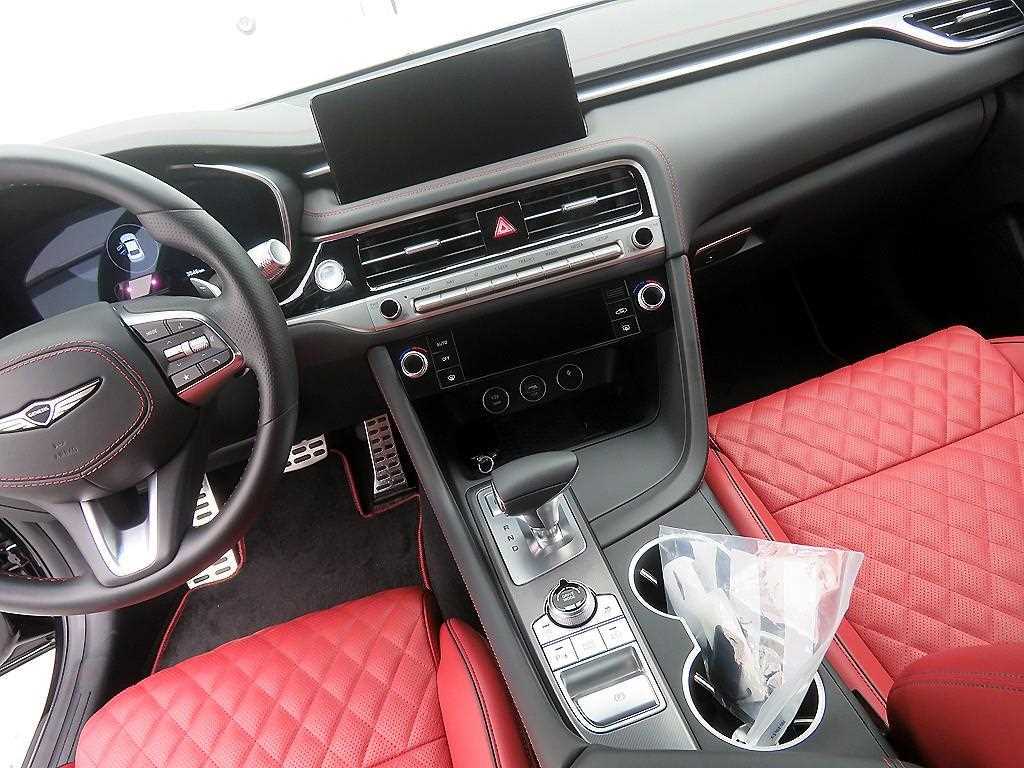 Genesis G70 - Vista 10