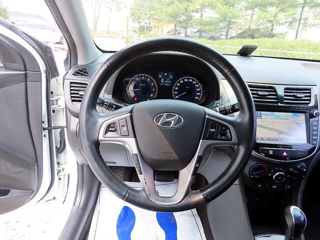 HYUNDAI Accent - Vista 8