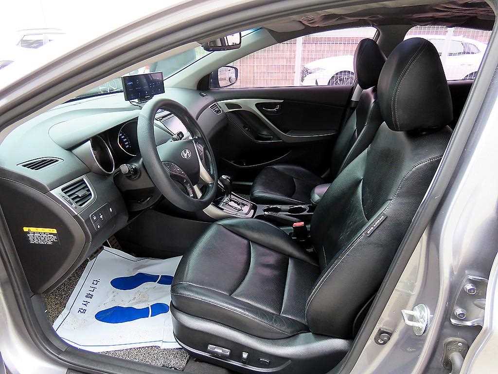 HYUNDAI Avante - Vista 5