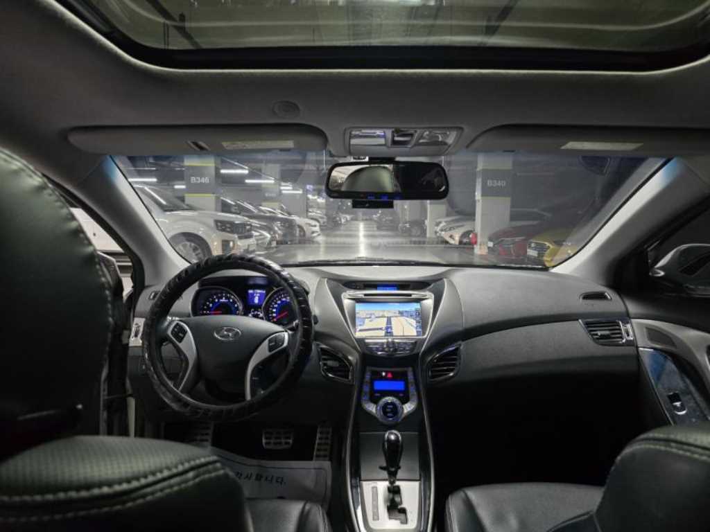 HYUNDAI Avante - Vista 12