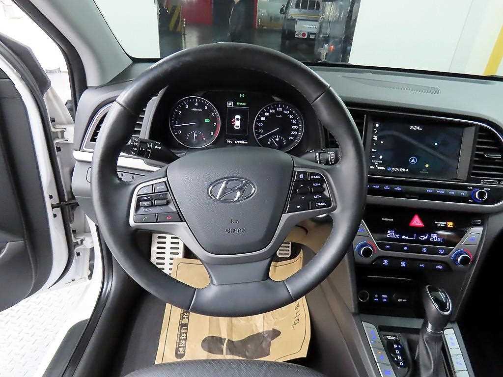 HYUNDAI Avante - Vista 9